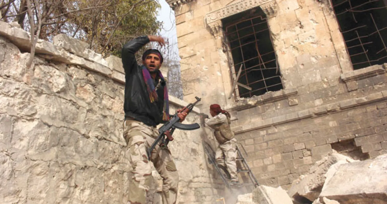 مقاتل من الجيش السوري الحر خلال اشتباكات حلب أمس (رويترز)