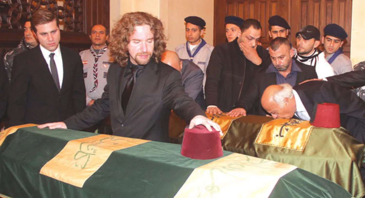 راني وعمر نجلا السياسي اللبناني الراحل محمد شطح لدى تشييعه بمسجد محمد الأمين في بيروت أمس (أ.ف.ب)