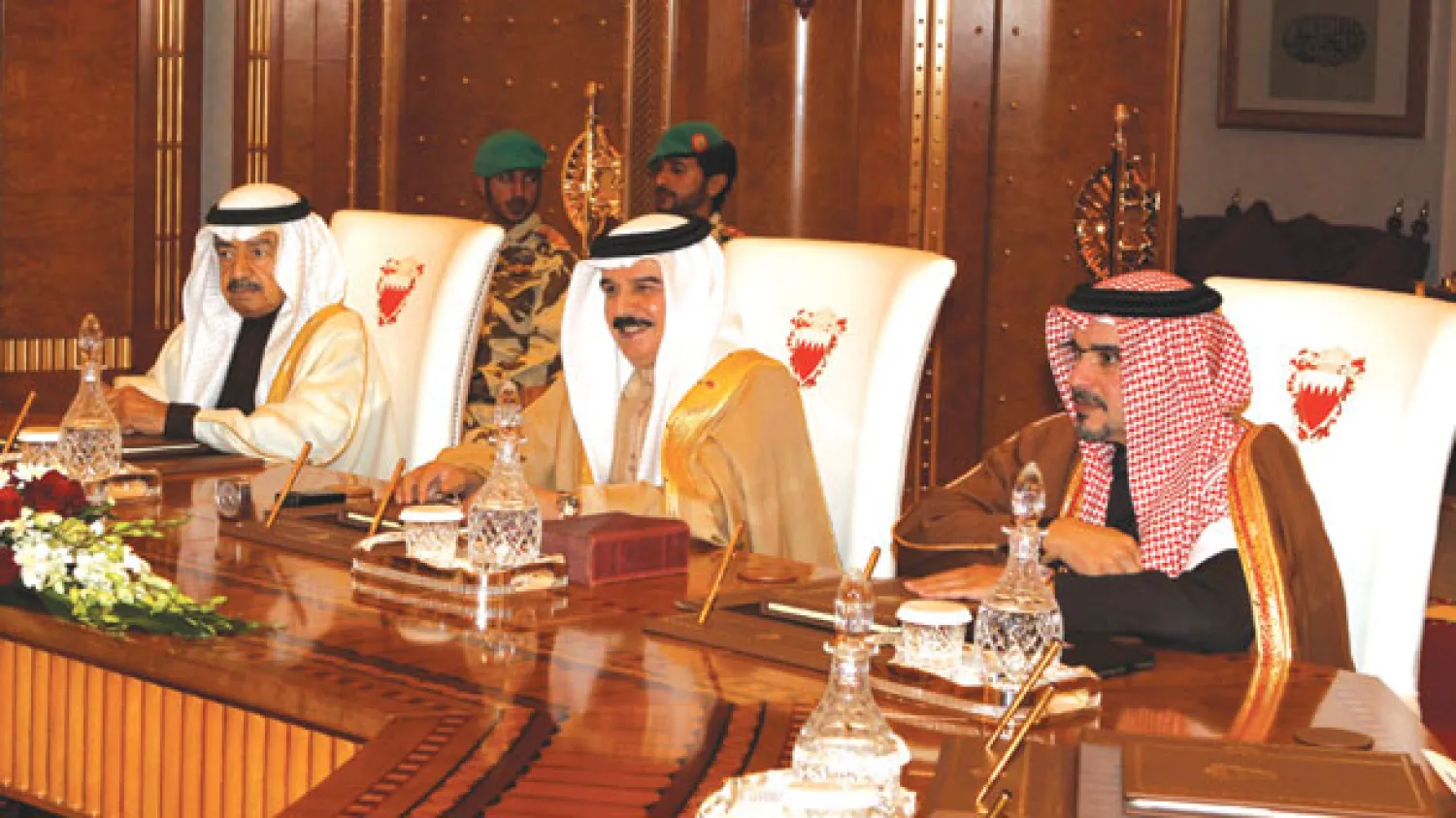 العاهل البحريني الملك حمد بن عيسى خلال ترؤسه جلسة مجلس الوزراء أمس (بنا)