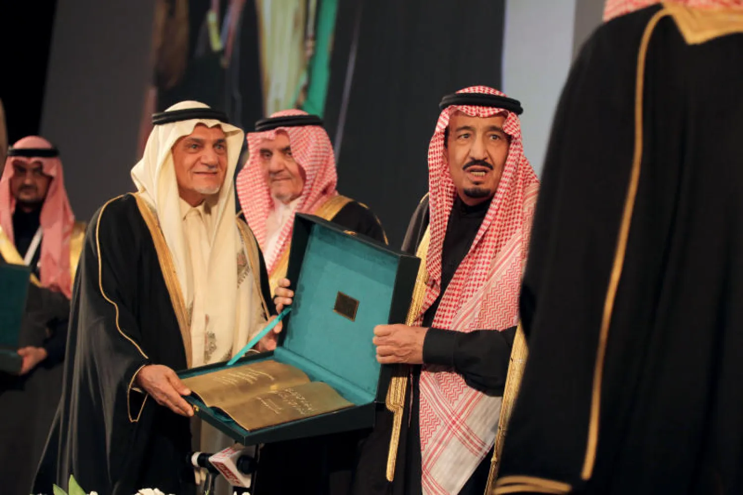 الأمير سلمان يتسلم درعا تذكاريا بمناسبة احتفالية مرور ثلاثين عاما على إنشاء مركز الملك فيصل للبحوث من الأمير تركي الفيصل (تصوير: مشعل القدير)