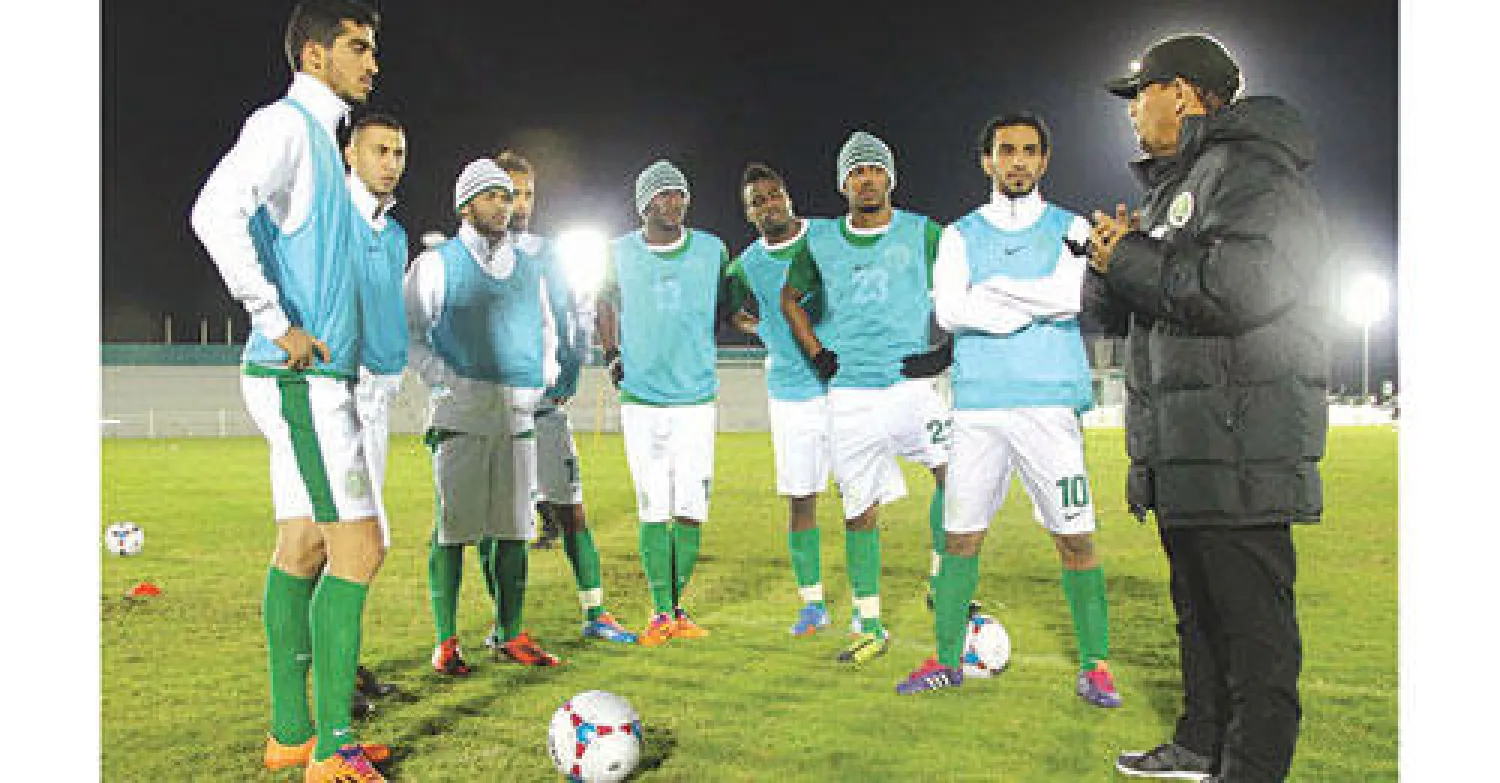 اللاعبون خلال تدريبات الأخضر الرديف أمس