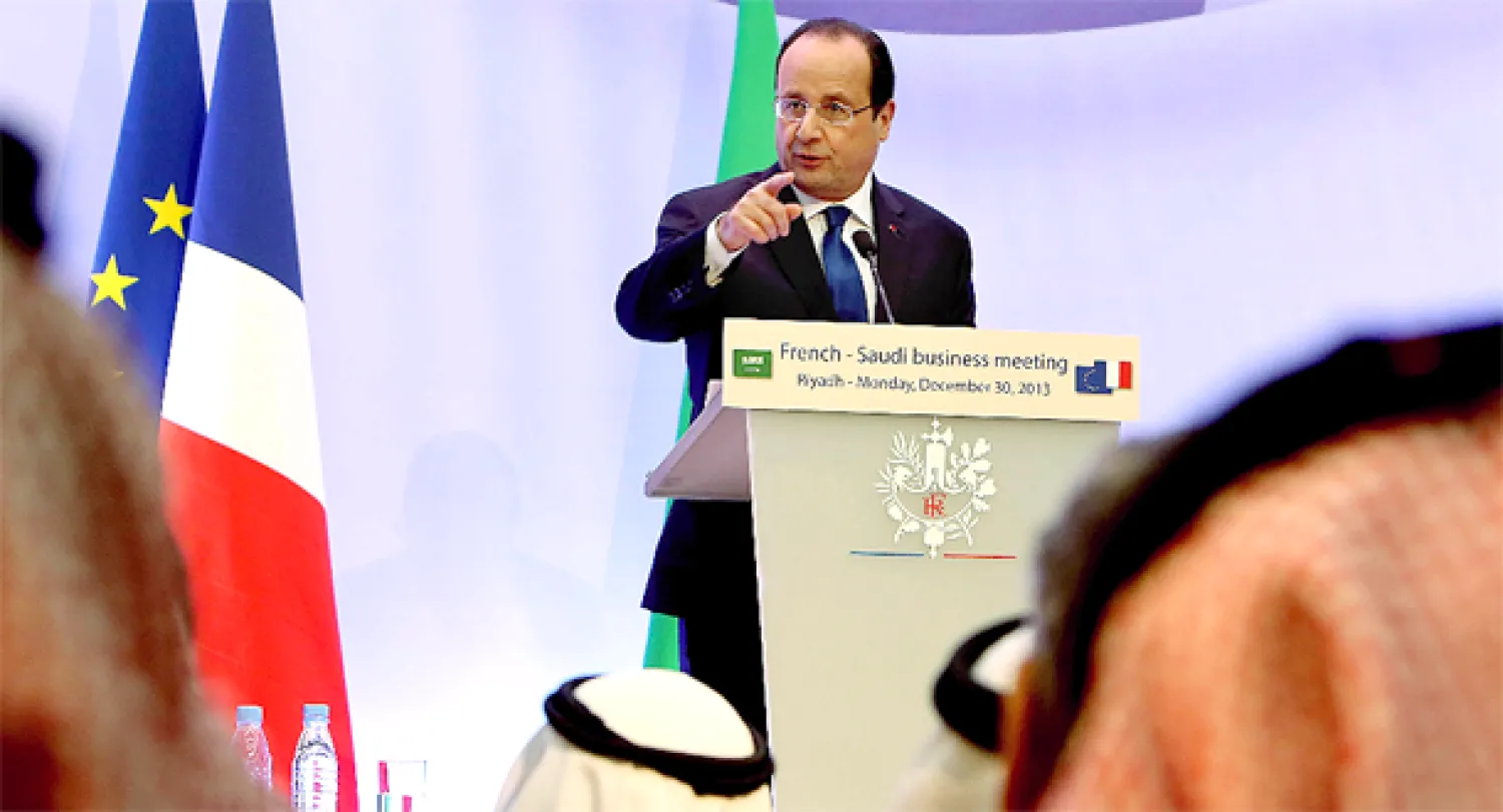 الرئيس الفرنسي فرانسوا هولاند أثناء مخاطبته ما يقارب 400 من رجال الأعمال في السعودية وسط حضور كبير من كبار المسؤولين في البلدين في مجلس الغرف بالرياض
