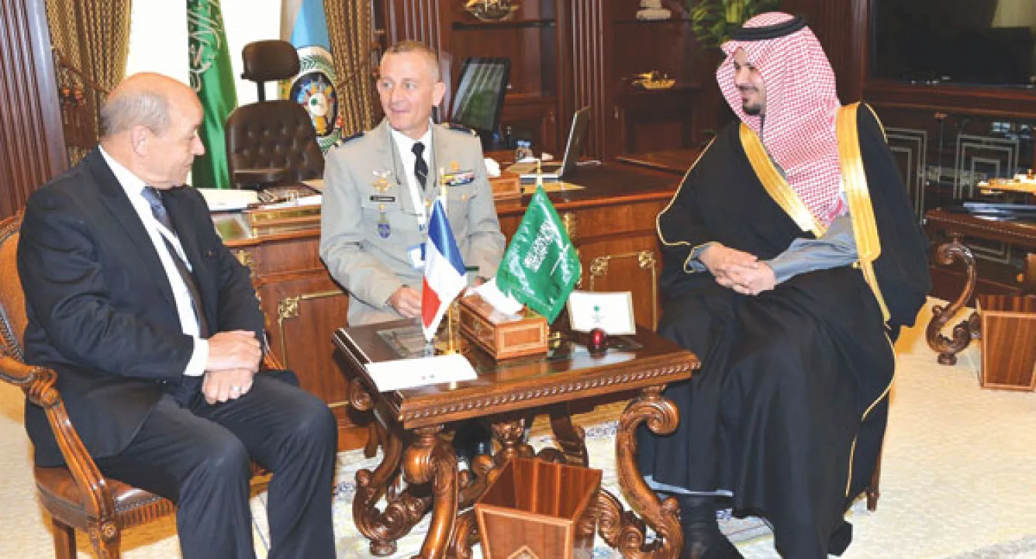 الأمير سلمان بن سلطان خلال لقائه وزير الدفاع الفرنسي في الرياض أمس (واس)