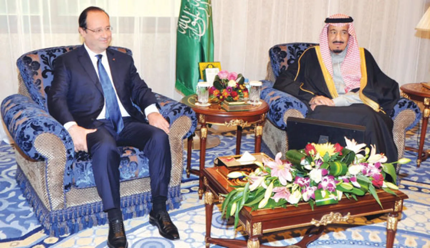 الأمير سلمان بن عبد العزيز خلال استقباله الرئيس الفرنسي في الرياض أمس (واس)