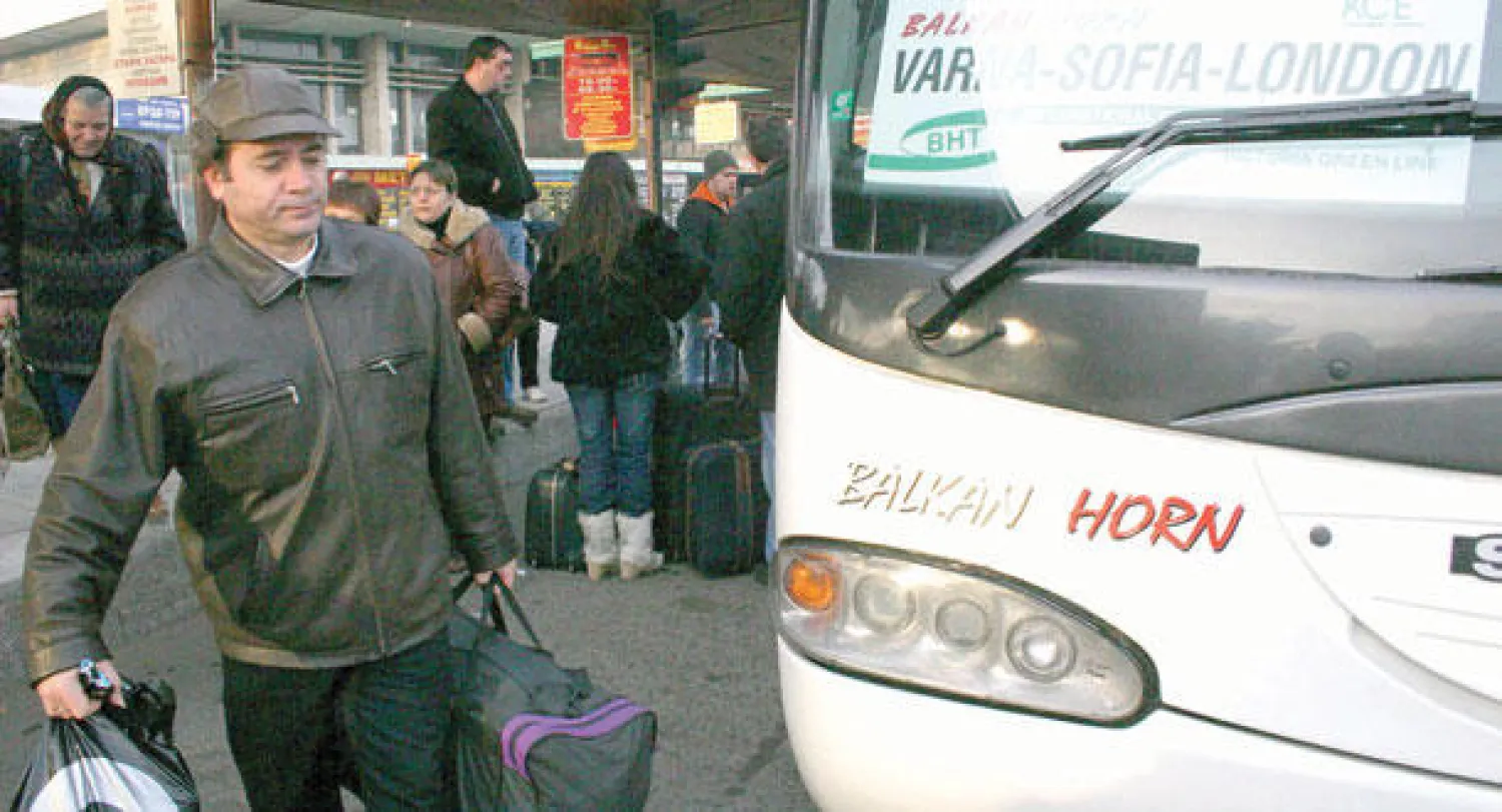 مسافر يستعد لركوب حافلة من مدينة فارنا بالبحر الأسود متجها نحو العاصمة البريطانية لندن عبر صوفيا في أول يوم لرفع القيود الأوروبية (أ.ب)