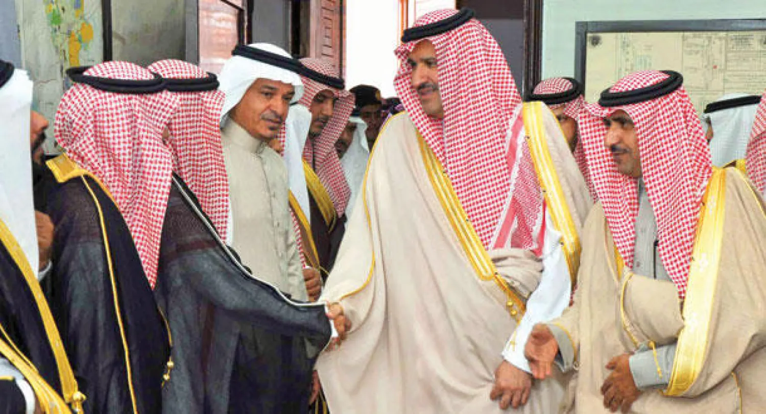 الأمير فيصل بن سلمان يصافح أهالي وأعيان «وادي الفرع» بعد تدشينه لها كمحافظة جديدة ضمن محافظات منطقة المدينة المنورة («الشرق الأوسط»)