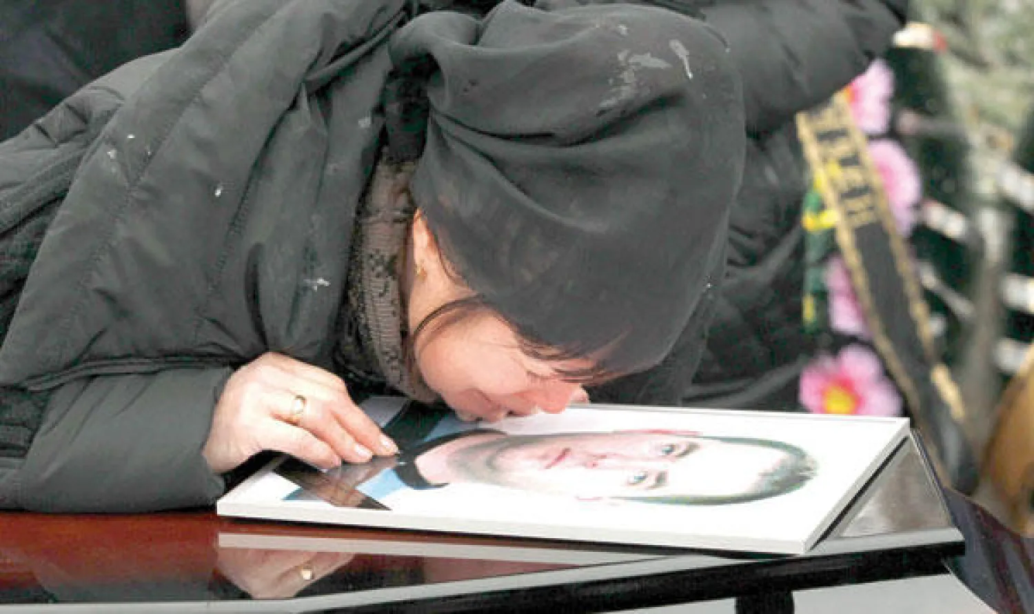 سيدة روسية تبكي ابنها خلال تشييع ضحايا التفجير الانتحاري الأخير في مدينة فولغوغراد جنوب غربي روسيا أمس (رويترز)