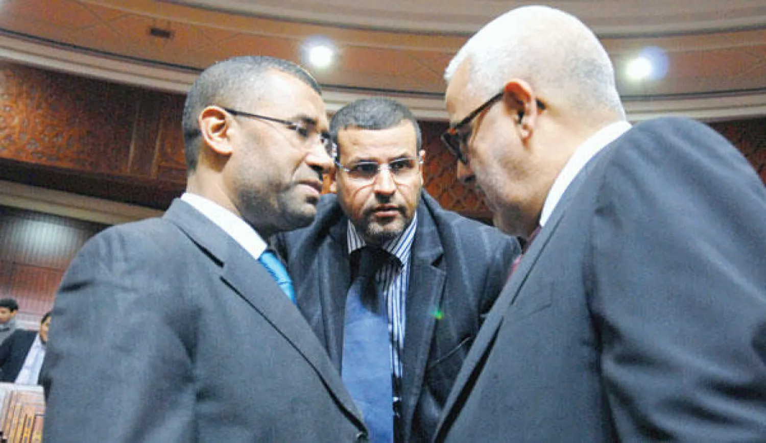 عبد الإله ابن كيران رئيس الحكومة المغربية في حديث مع عبد الله بوانو رئيس الفريق النيابي لحزب العدالة والتنمية قبيل بدء جلسة المساءلة الشهرية في مجلس النواب أمس (تصوير: مصطفى حبيس)