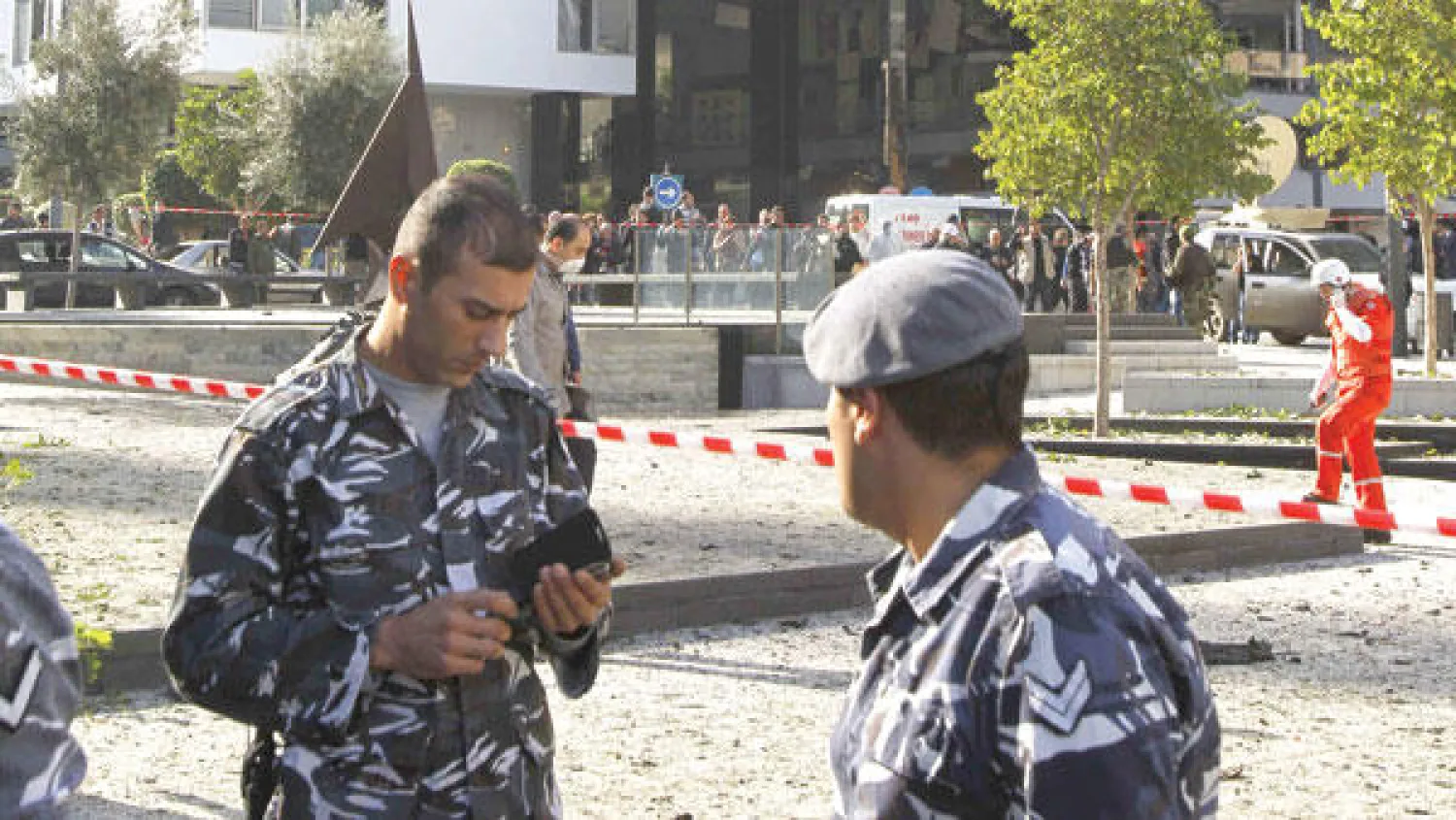 رجال أمن لبنانيون أمس في موقع الانفجار الذي اودى بحياة وزير المالية السابق محمد شطح ومرافقه وستة ضحايا (أ.ف.ب)