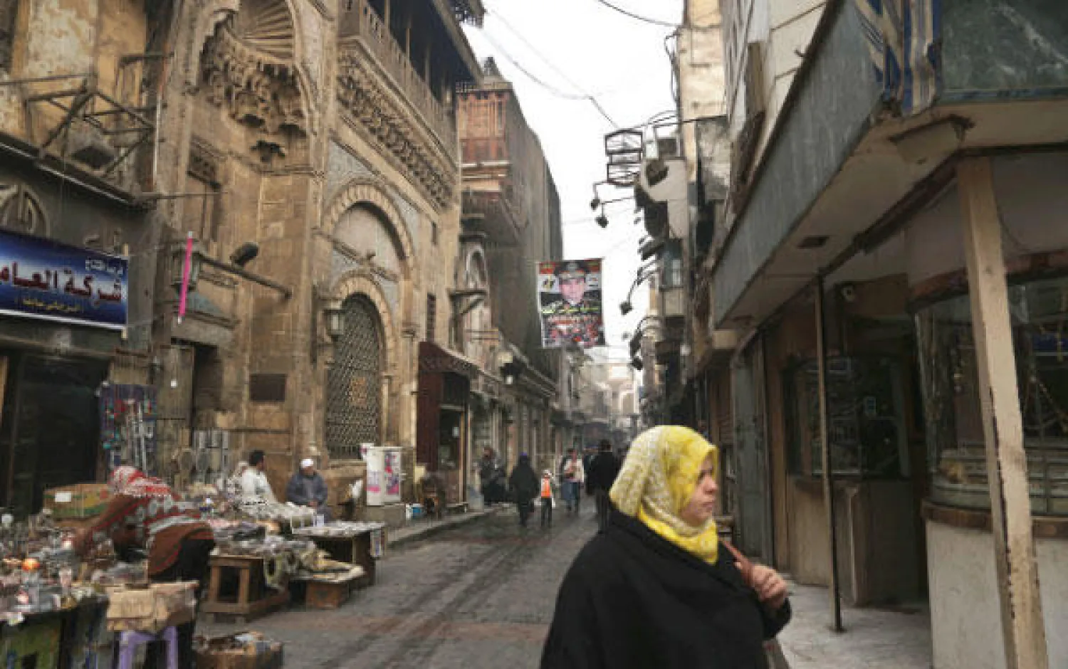 شوارع في منطقة خان الخليلي في العاصمة المصرية تبدو شبه خالية أمس قبيل ساعات من انتهاء عام 2013 (أ.ب)