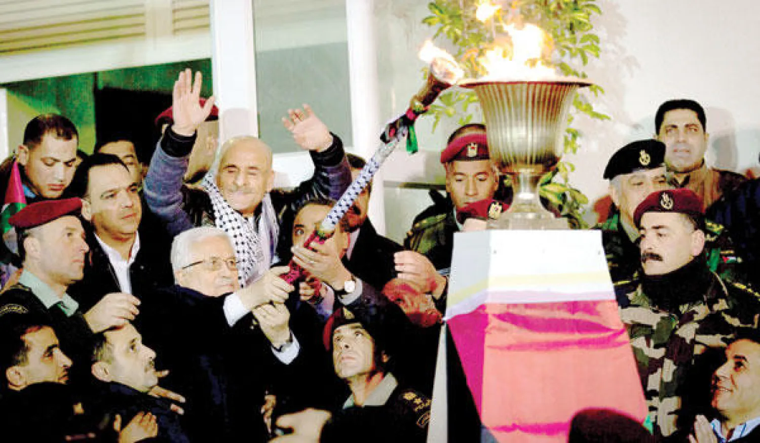 محمود عباس يشارك الأسرى الفلسطينيين فرحتهم بمناسبة إفراج إسرائيل عن دفعة جديدة منهم  (أ.ب)