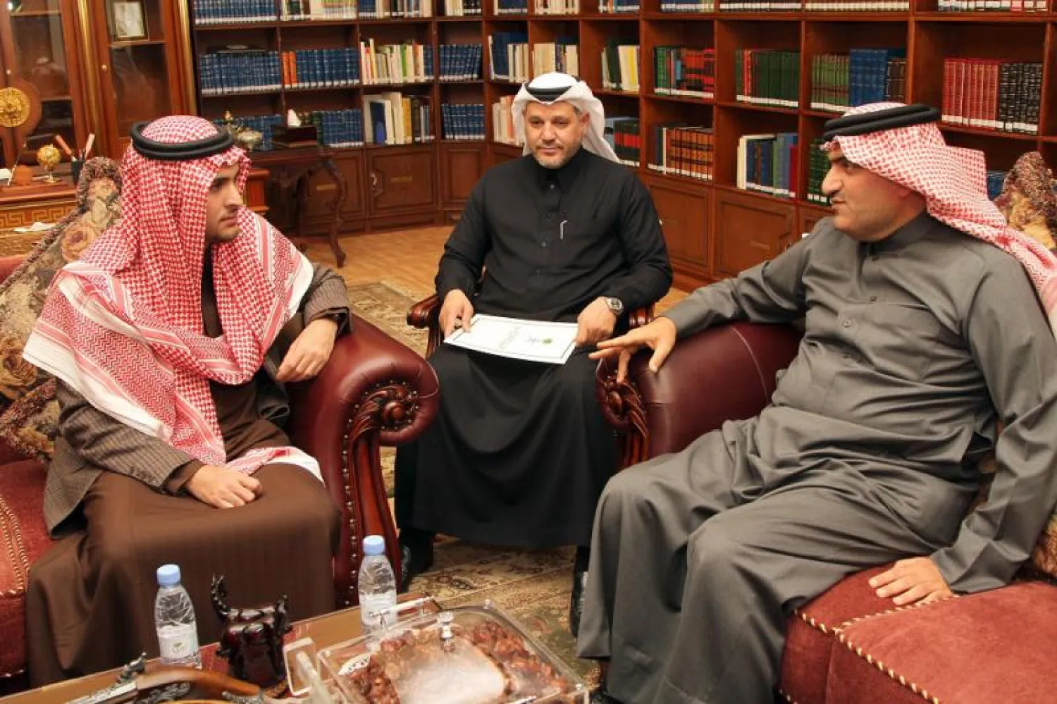 جتماع عقد في الرياض بحضور الرئيس الفخري لشركة «العرين» الأمير عبد المجيد بن عبد الإله (يسار) 