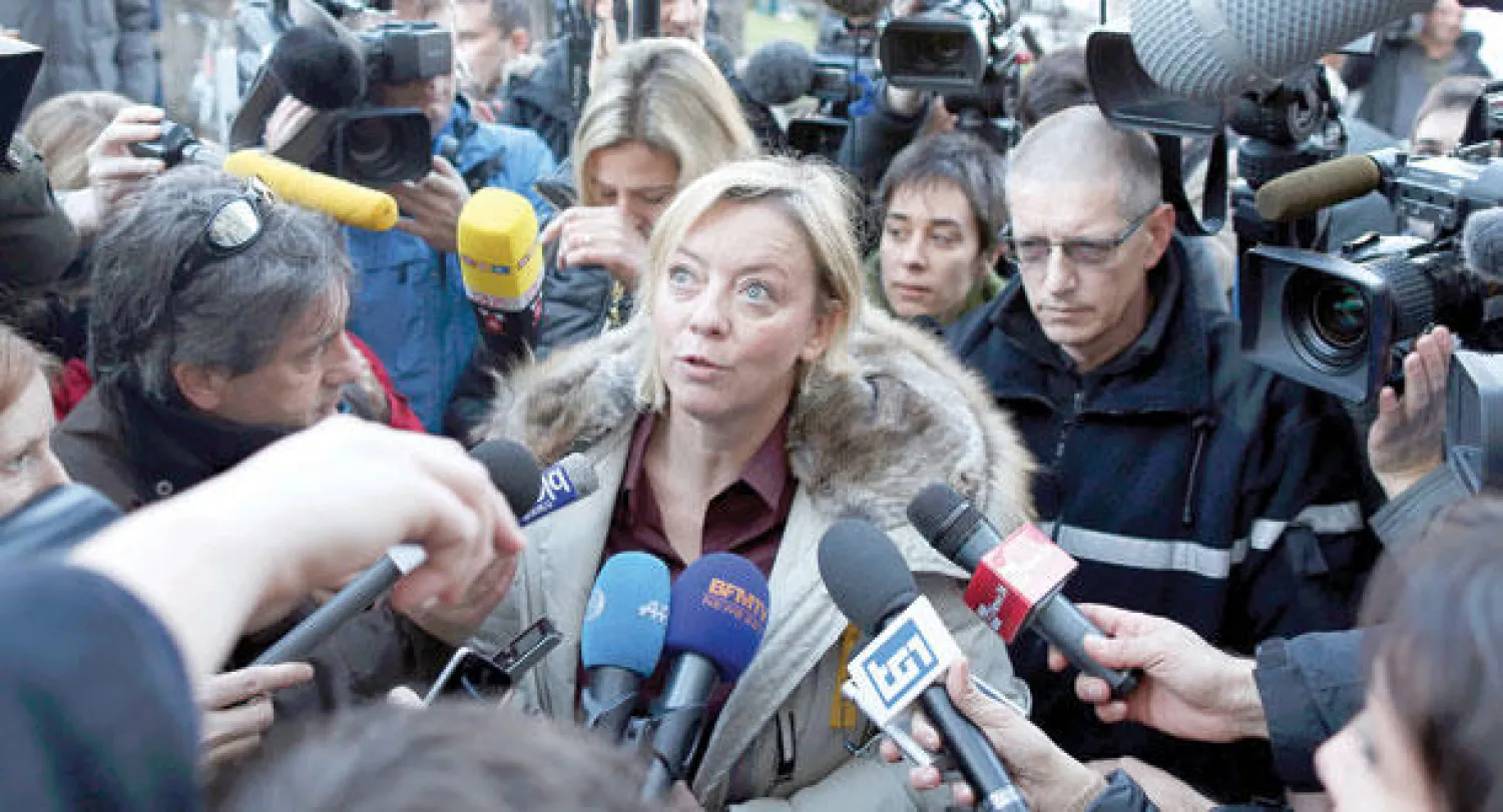 سابين كيهم وكيلة أعمال مايكل شوماخر تلقي بيانا للصحافيين خارج المستشفى الذي يعالج فيه في مدينة غرينوبل الفرنسية (رويترز)