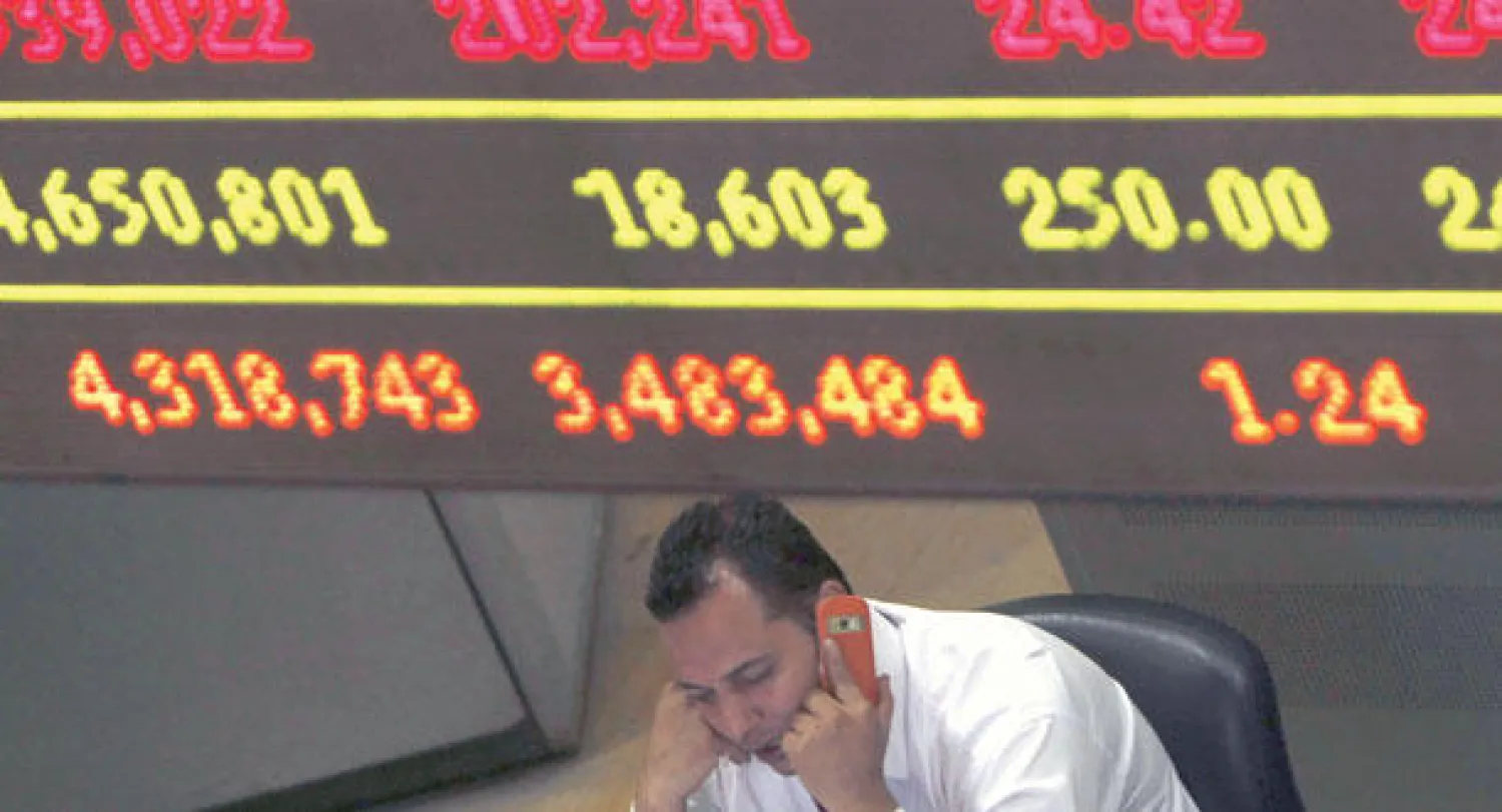 أحد المتعاملين في البورصة المصرية (رويترز)