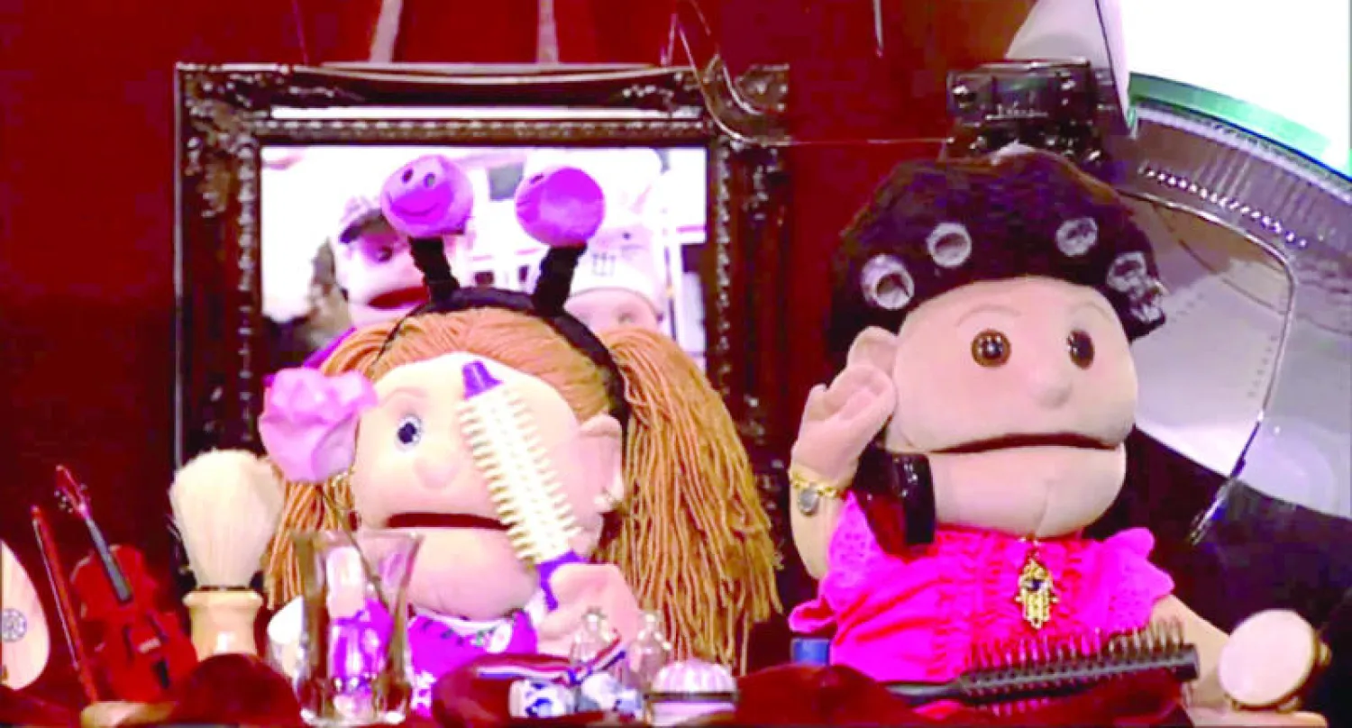 دميتا الشخصيتين الخياليتين «أبلة فاهيتا» وابنتها كما ظهرتا في أحد البرامج التلفزيونية («الشرق الأوسط»)