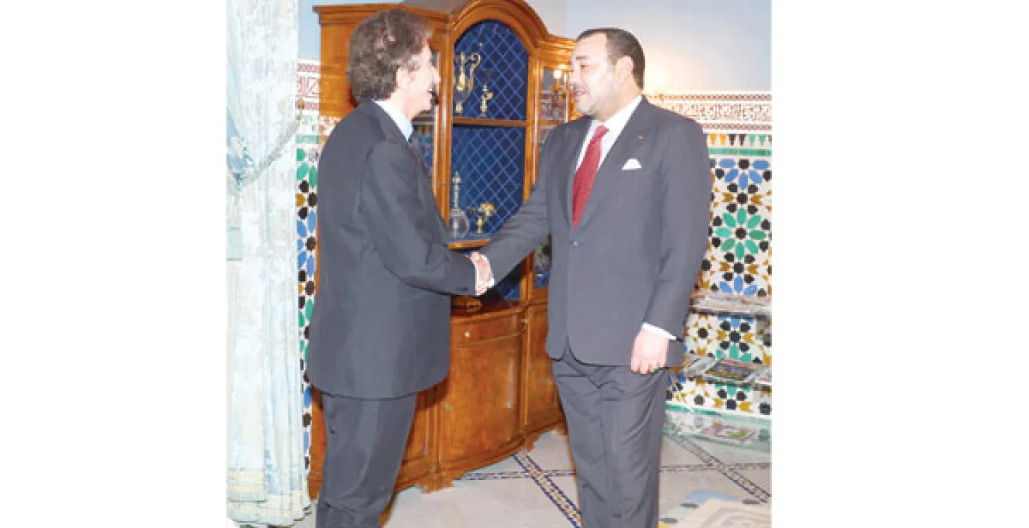 الملك محمد السادس لدى استقباله رئيس معهد العالم العربي بباريس في القصر الملكي بمراكش أمس (ماب)