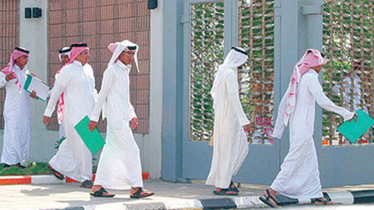 تعكف وزارة الخدمة المدنية على رفع كفاءة آلية التوظيف باستحداث برامج متعددة («الشرق الأوسط»)