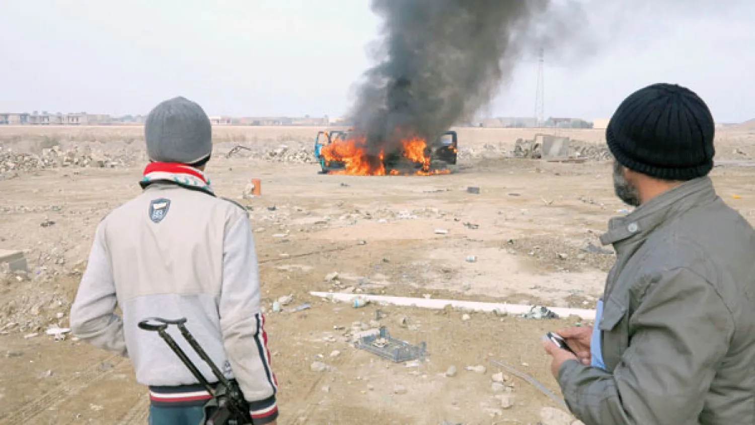 سيارة تحترق خلال اشتباكات وقعت في الرمادي أمس (رويترز)