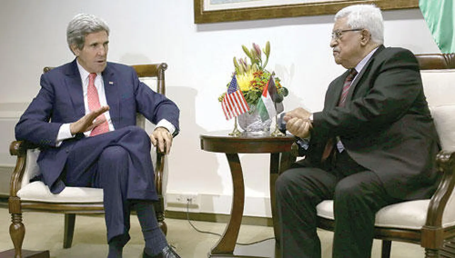 الرئيس الفلسطيني محمود عباس خلال لقائه مع وزير الخارجية الأميركي جون كيري في رام الله أمس (إ.ب.أ)