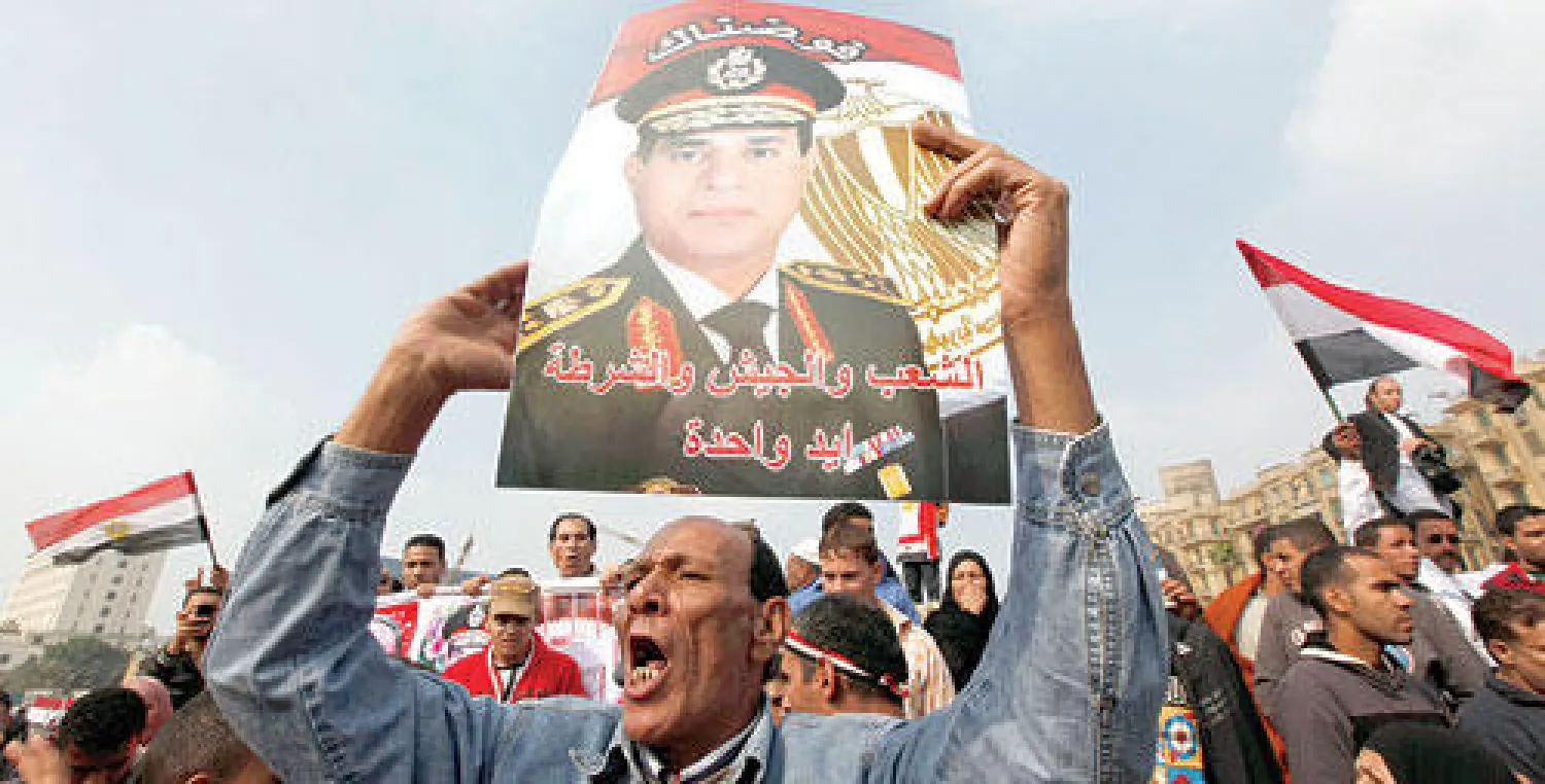 جانب من مظاهرة تطالب بترشح السيسي للرئاسة في القاهرة أمس (رويترز)