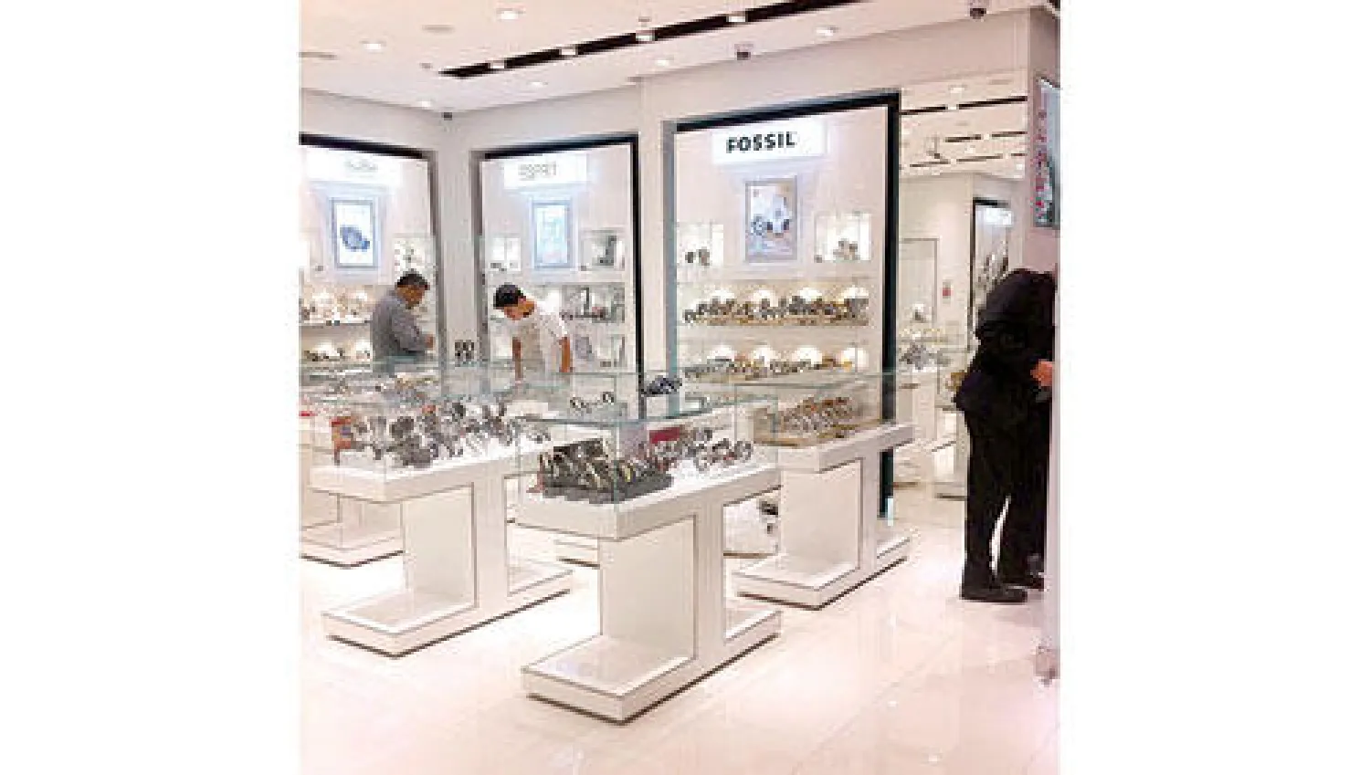 تراجع اهتمام المتسوقين في السعودية بالساعات المقلدة لصالح الأصلية وفي الصورة عدد من المتسوقين في أحد محلات الرياض