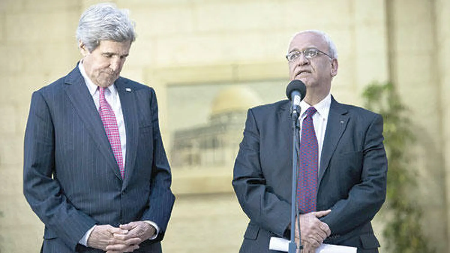 وزير الخارجية الأميركي جون كيري مع صائب عريقات في رام الله أمس (أ.ب)