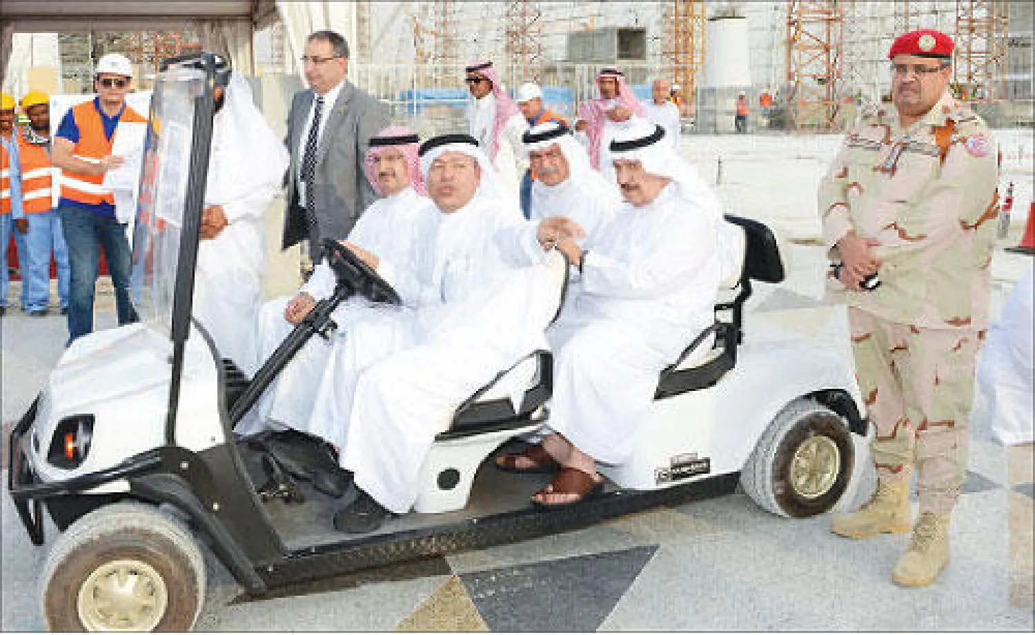 الأمير فهد بن عبد الله بن محمد رئيس الهيئة العامة للطيران المدني خلال تفقده مشروع مطار الملك عبد العزيز الدولي الجديد في جدة يرافقه وزير المالية الدكتور إبراهيم العساف أمس ({الشرق الأوسط})