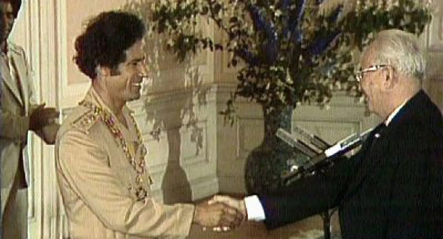 القذافي خلال زيارته لتشيكوسلوفاكيا، حيث قلد بوسام الدولة