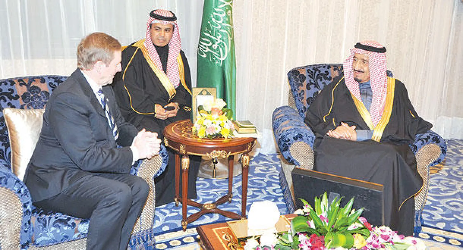 الأمير سلمان بن عبد العزيز لدى استقباله رئيس وزراء آيرلندا في الرياض أمس (واس)