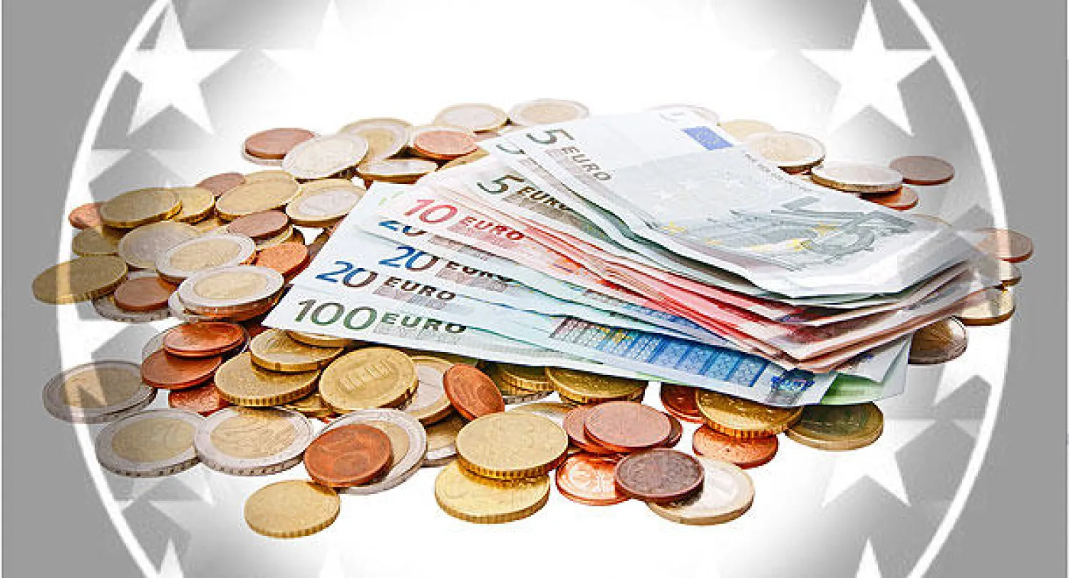 الجنيه المصري يرتفع في عطاء البنك المركزي  وينخفض في السوق السوداء