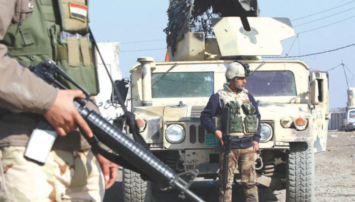 جنود عراقيون عند نقطة تفتيش في ضواحي بغداد أمس مع استعداد الجيش العراقي لشن عملية في الفلوجة (أ.ف.ب)