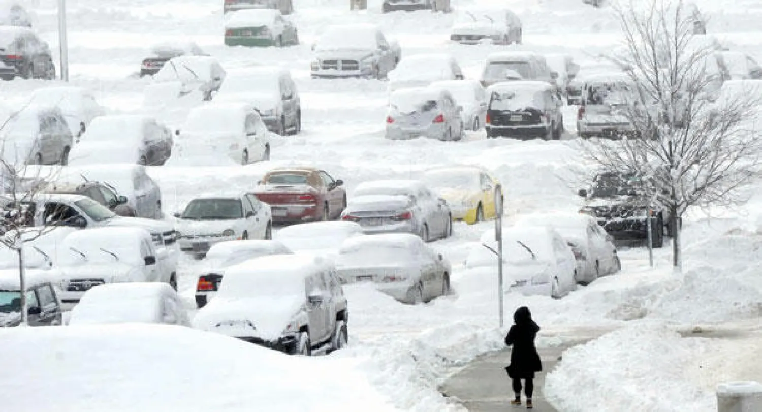 موقف سيارات في مدينة إنديانابوليس وقد غطته الثلوج (أ.ب)