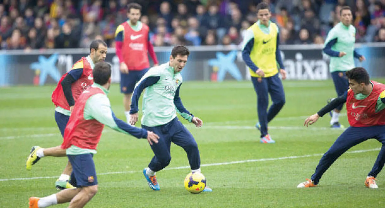 ميسي يسيطر على الكرة وسط لاعبي برشلونة خلال التدريبات استعدادا لعودته بعد غياب شهرين (إ.ب.أ)