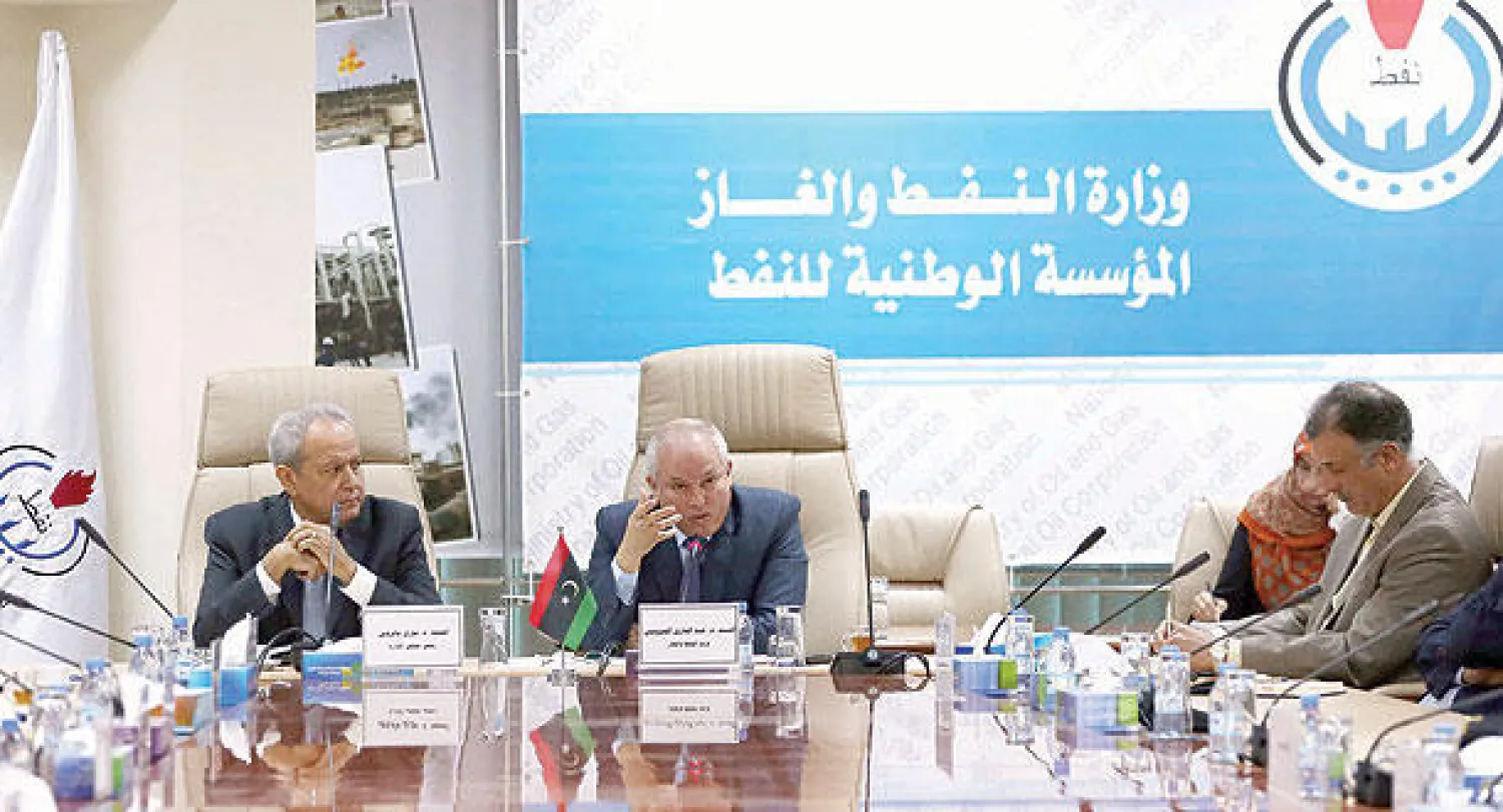 وزير النفط الليبي عبد الباري العروسي خلال اجتماع موسع مع ممثلي شركات النفط في العاصمة الليبية طرابلس أمس (أ.ف.ب)