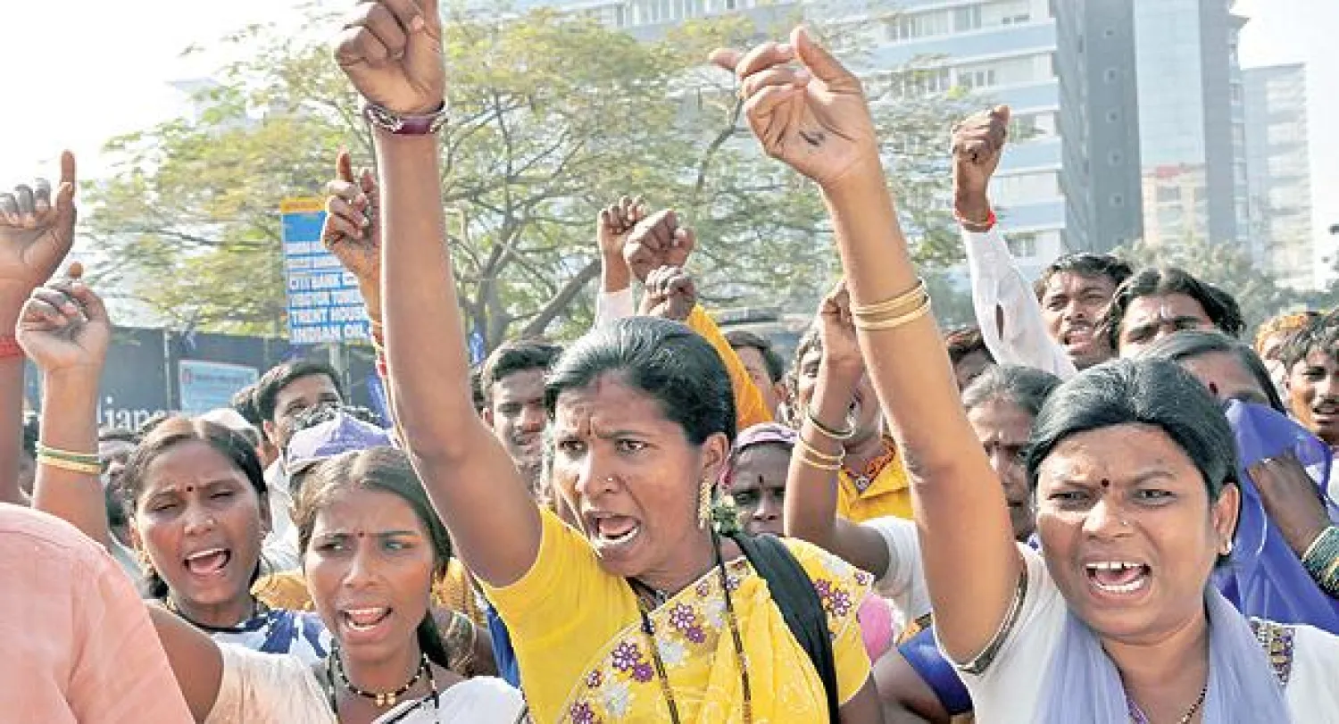 ناشطون تابعون لمنظمة تدعى «داليت كوبرا» يرددون شعارات مؤيدة للدبلوماسية خوبراغادي  خارج القنصلية الأميركية في مومباي أمس (أ.ب)