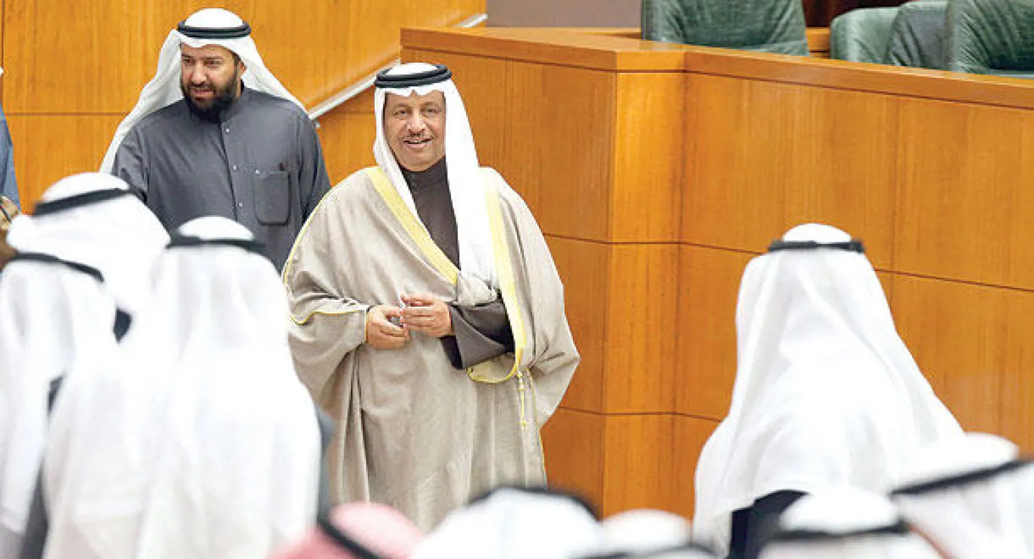 رئيس الوزراء الكويتي الشيخ جابر المبارك مع وزير النفط الجديد علي العمير  لدى وصولهما لحضور جلسة البرلمان أمس (أ.ف.ب)