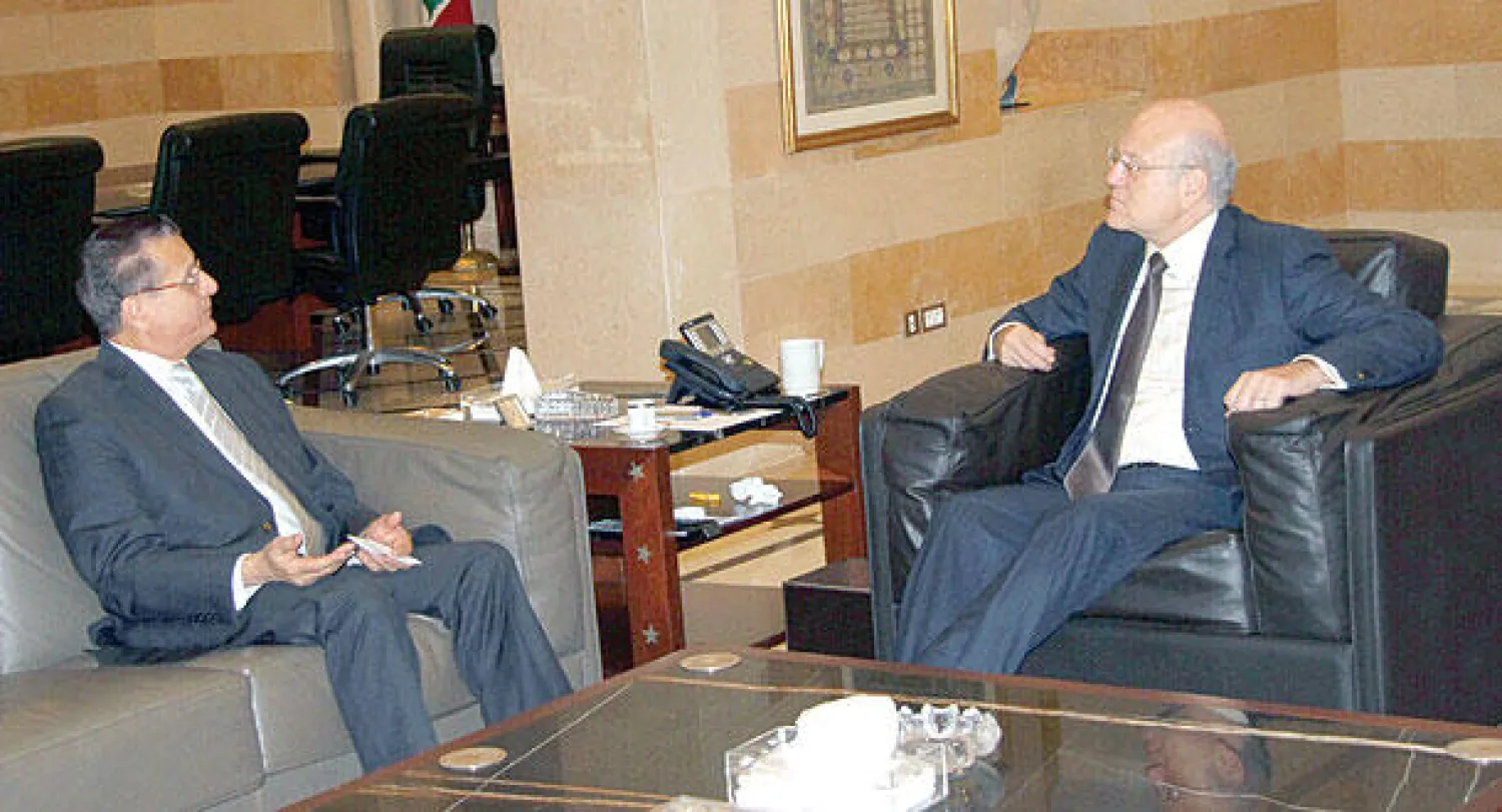 رئيس الوزراء اللبناني المكلف نجيب ميقاتي لدى اجتماعه بوزير خارجيته عدنان منصور في بيروت أمس (دالاتي ونهرا)