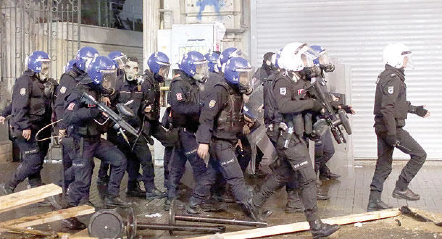 عناصر من شرطة مكافحة الشعب تنتشر أمس في مناطق من اسطنبول لمواجهة المظاهرات بعد قضية الفساد (إ. ب. أ)