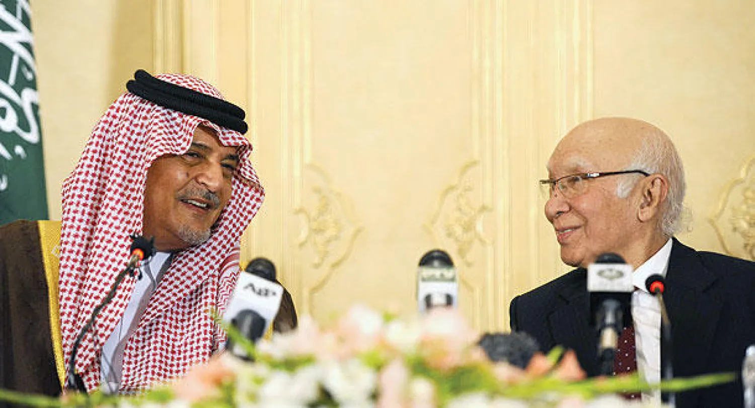 الأمير سعود الفيصل ومستشار رئيس الوزراء للشؤون الخارجية والأمن القومي الباكستاني خلال المؤتمر الصحافي في اسلام آباد أمس (إ.ب.أ)