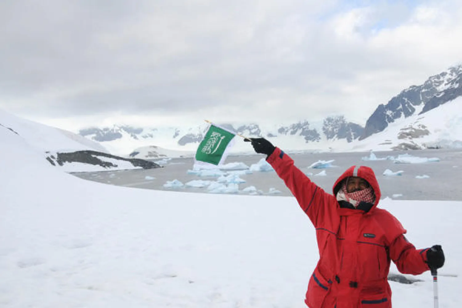 البرفسور ابن لعبون وهو يطلع على أحد الأحجار التي التقطها في إحدى رحلاته