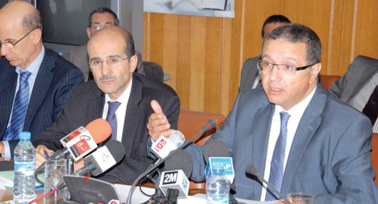 محمد بوسعيد وزير الاقتصاد والمالية المغربي يتحدث خلال اللقاء الصحافي أمس وبدا إلى جانبه إدريس اليزمي الإدريسي وزير الموازنة (تصوير: مصطفى حبيس)