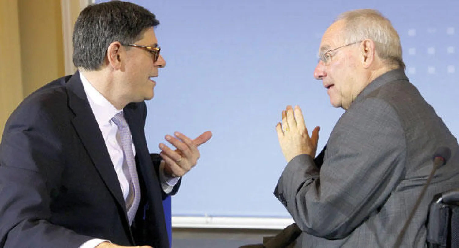 وزير الخزانة الأميركي جاك ليو (يسار) مع نظيره الألماني فولفغانغ شويبله (إ.ب.أ)