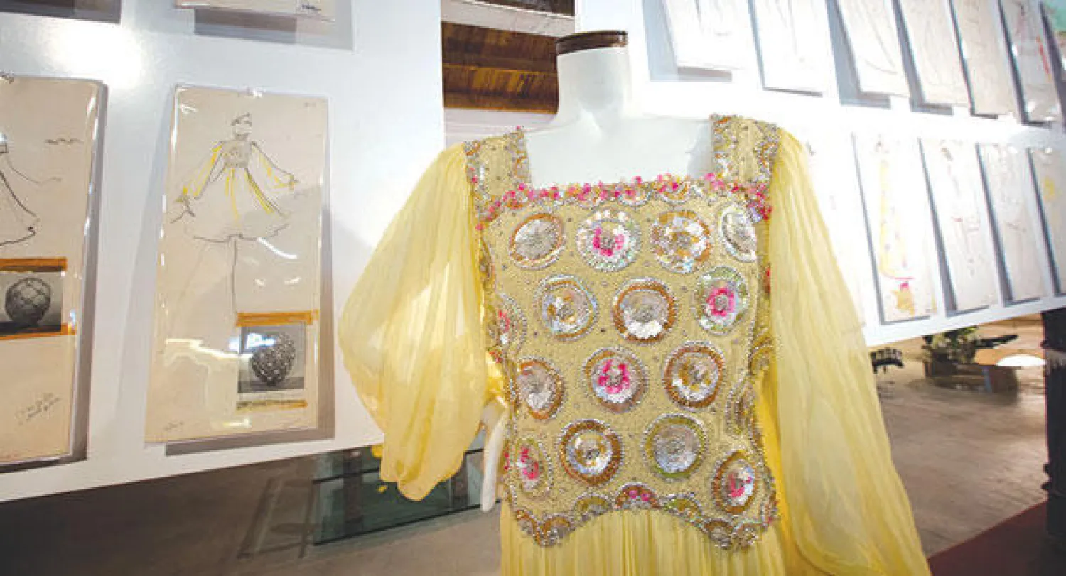 رسمات عمرها 50 عاما للمصمم كارل لاغرفيلد خلال عمله في دار «تيزياني»