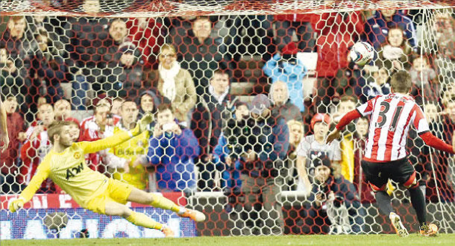 بوريني لاعب سندرلاند يسجل من ركلة الجزاء ليمنح فريقه الفوز على مانشستر يونايتد (أ.ب)