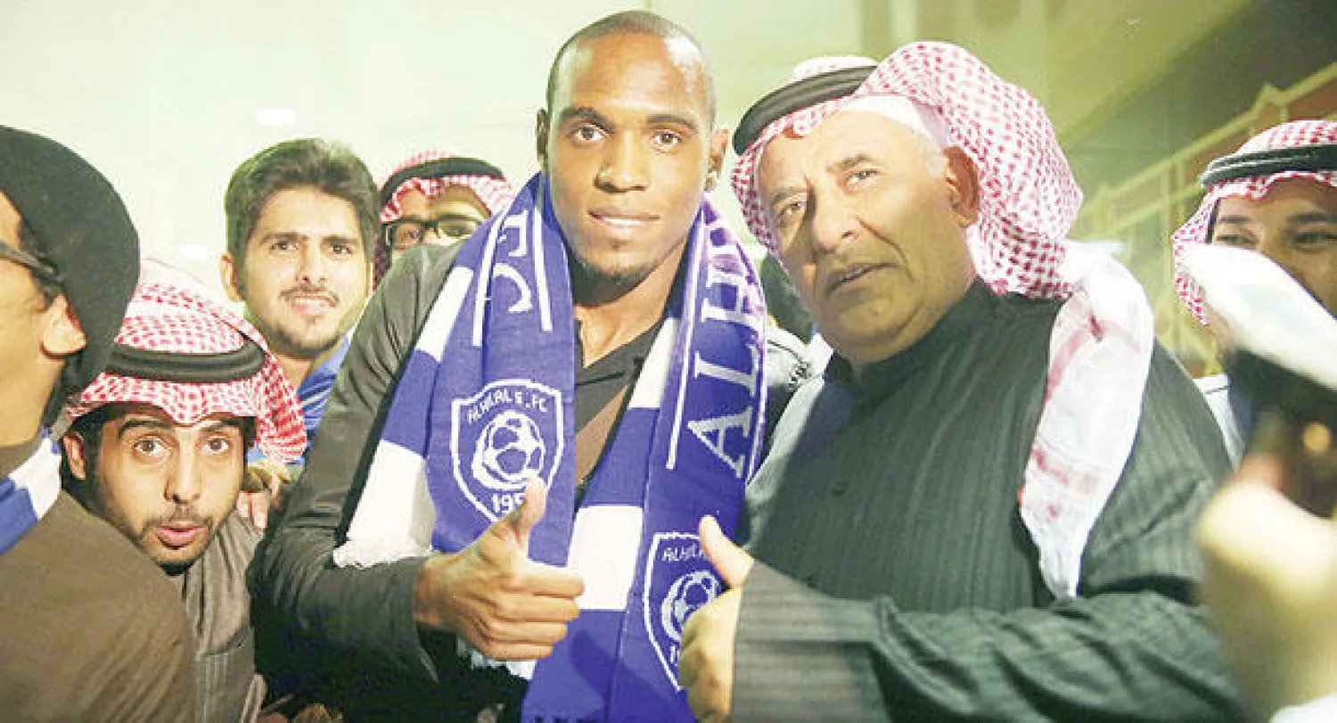 البرازيلي ديغاو محاطا فجر أمس بجماهير الهلال التي انتظرت وصوله