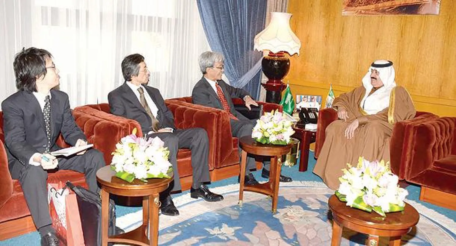 الأمير متعب بن عبد الله لدى استقباله سفير اليابان لدى السعودية في الرياض أمس (واس)