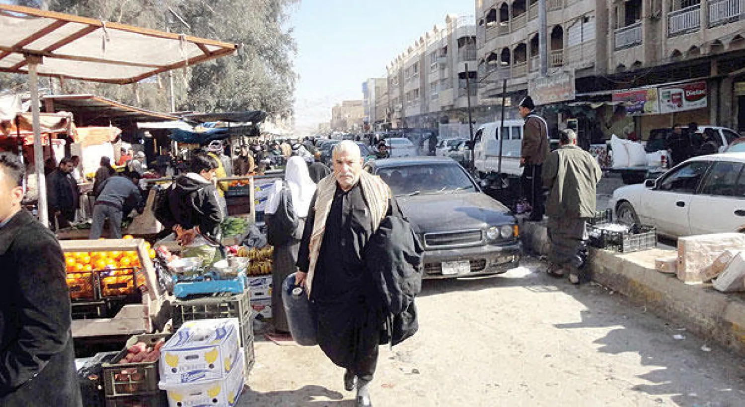 بدأت الحياة تعود إلى مدينة الفلوجة أمس رغم استمرار سيطرة المسلحين عليها (أ.ف.ب)