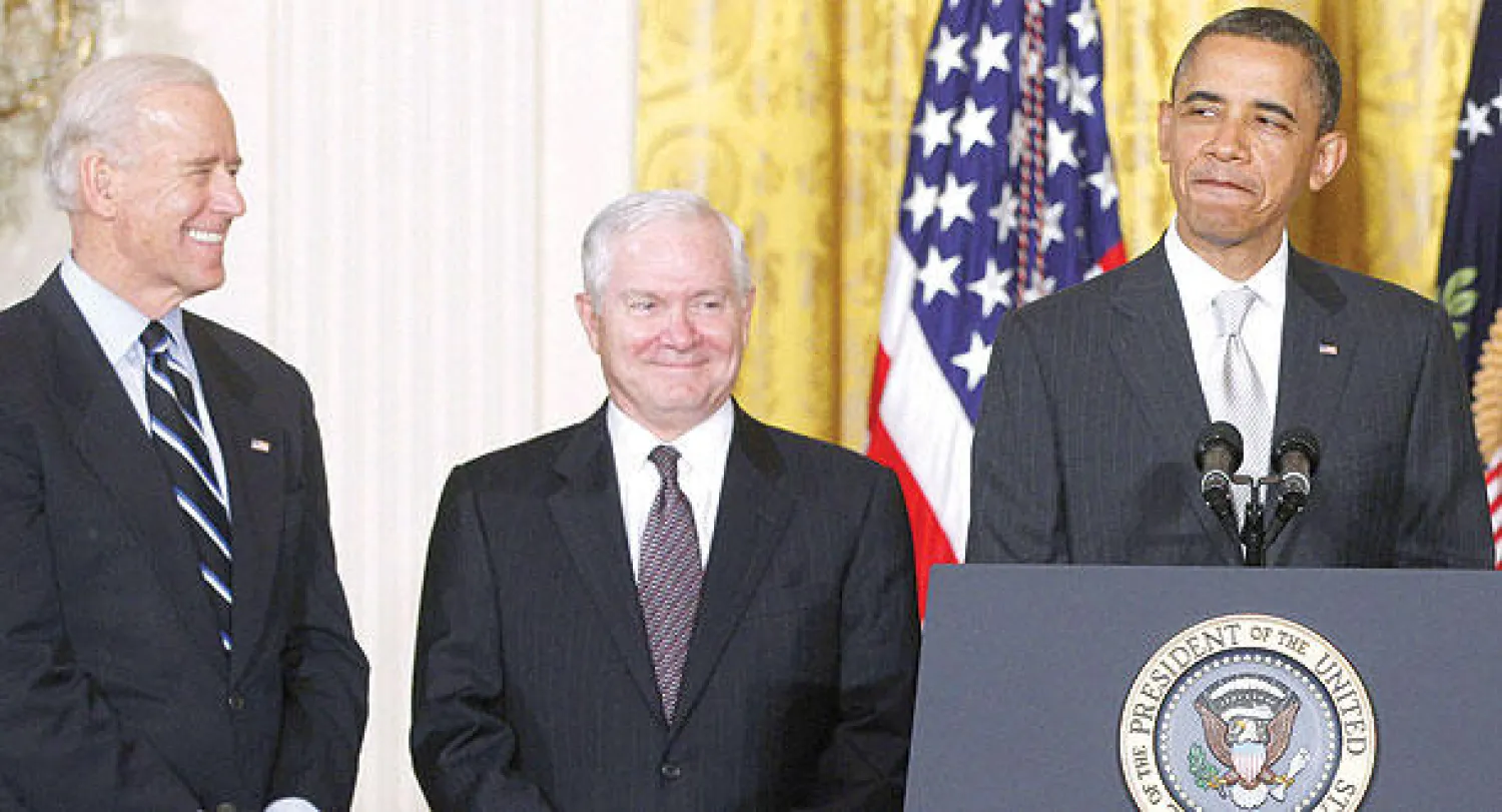 أوباما يقف رفقة غيتس (وسط) وبايدن أثناء مؤتمر صحافي في البيت الأبيض في 28 أبريل 2011 (أ.ب)