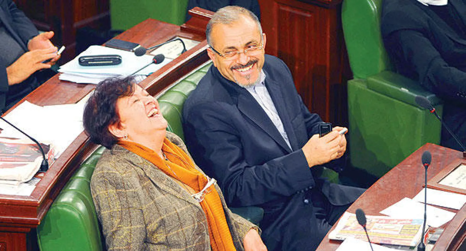 عضو المكتب التنفيذي في حركة النهضة عامر العريض والنائبة اليسارية سلمى بكار   أثناء جلسة للمجلس التأسيسي (البرلمان) في تونس أمس (أ.ف.ب)