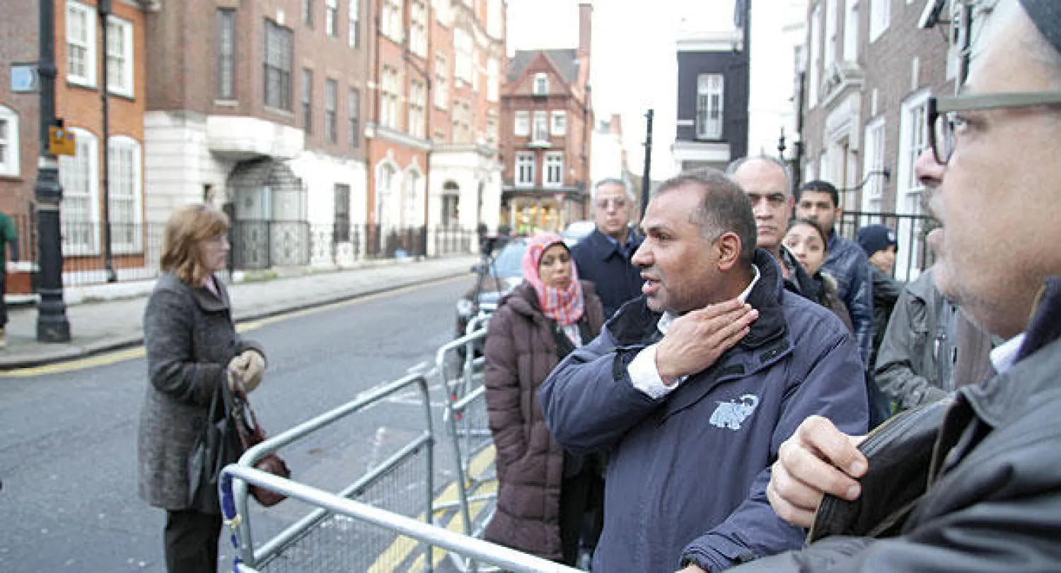 مصريون في انتظار دورهم للإدلاء بأصواتهم أمام السفارة المصرية بالعاصمة البريطانية لندن أمس (تصوير: جيمس حنا)